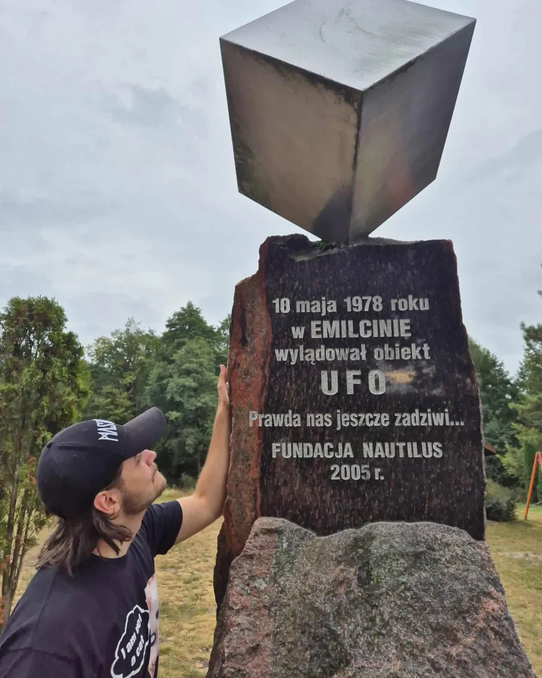 Pomnik upamiętniający lądowanie UFO w Emilcinie